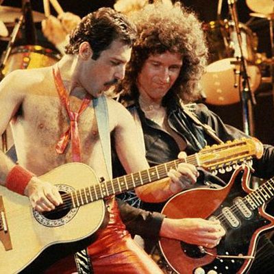Brian May tocando a red special com o queen