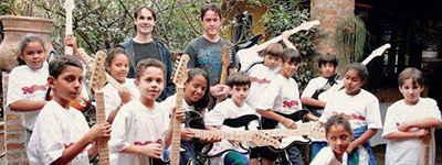 Crianças atendidas pelo Instituto Rolling Stone Brasil têm aulas com guitarras doadas.